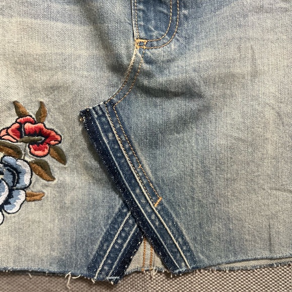 Abercrombie & Fitch  denim mini skirt. - Picture 4 of 7